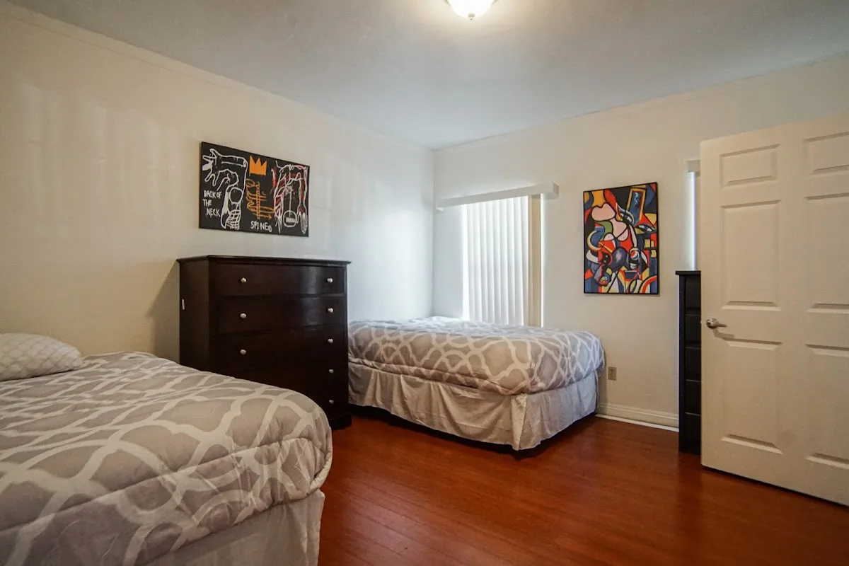 La Peer House Sober Living - Ảnh 4