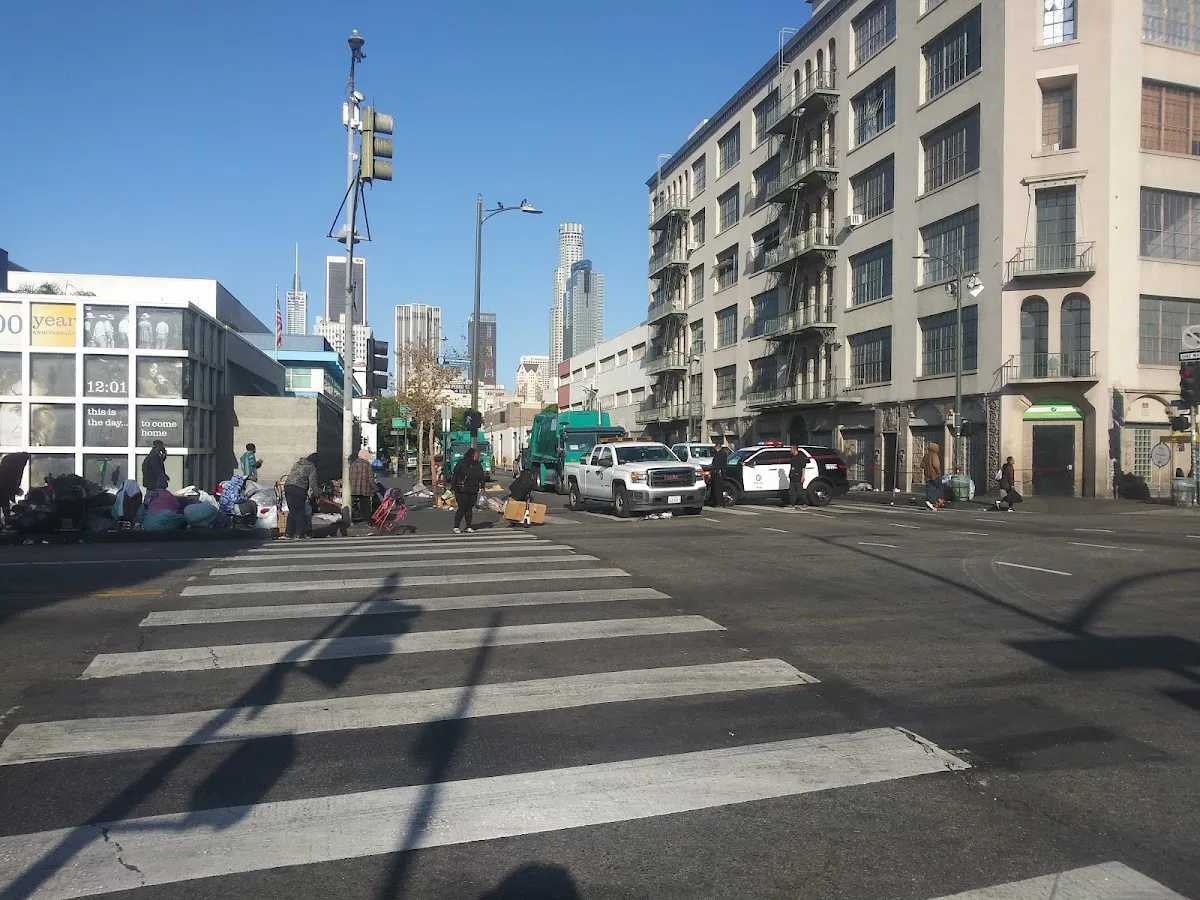 Weingart Center - 照片 3